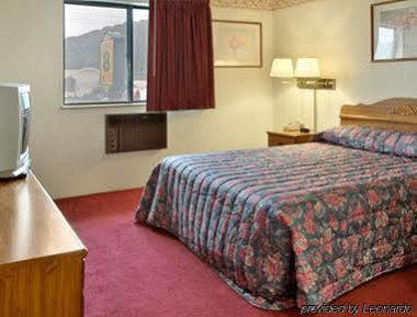 Super 8 Butler Hotel Exterior foto