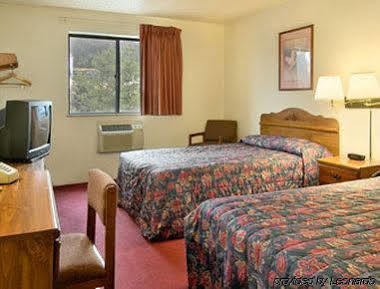 Super 8 Butler Hotel Exterior foto